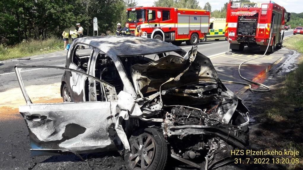Hromadná nehoda u Plzně: Mikrospánek řidiče si vyžádal pět zraněných